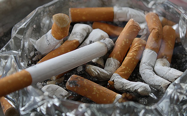 popelník a cigarety 