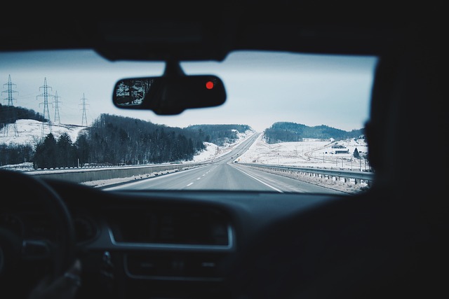 auto v zimě na dálnici